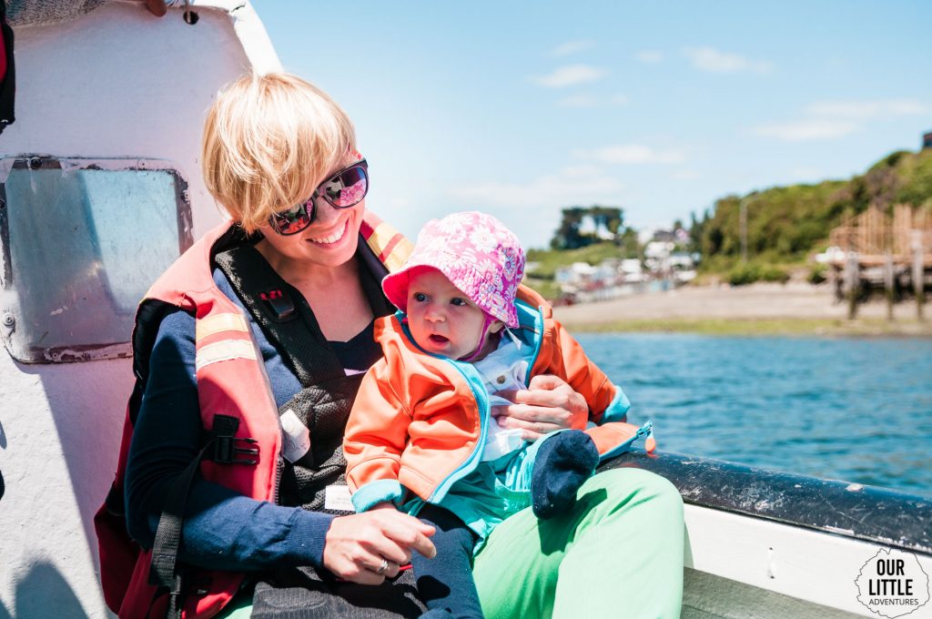 dziecko z mamą na łodzi w Castro - Chiloe