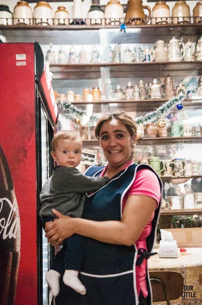 Kelnerka w restauracji w Valparaiso trzyma dziecko na rękach