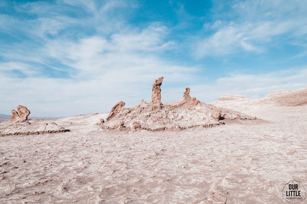 formacje skalne tres marias w Dolinie księżycowej na pustyni Atacama