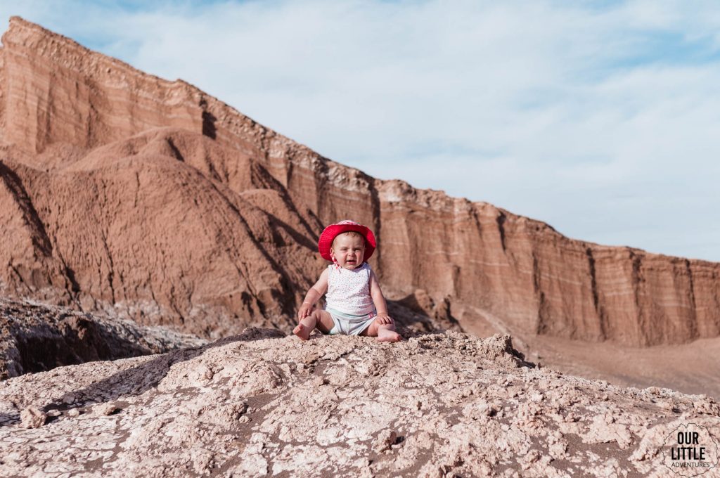 Dziecko siedzące samo na skałach