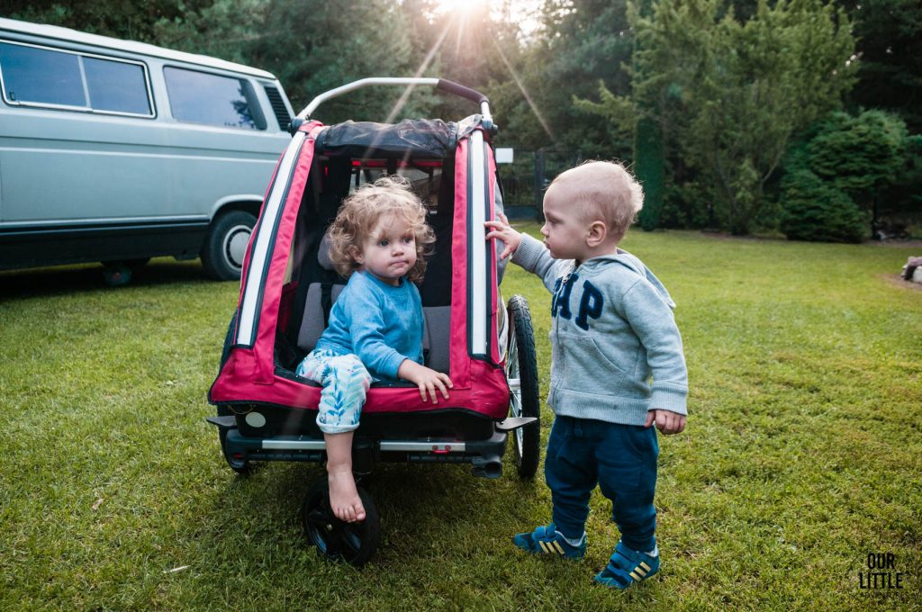 Dzieci siedzą w Nordic Cab