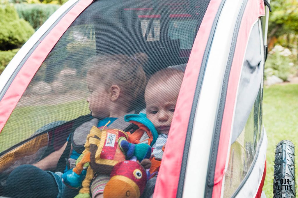 Jasio, niemowlak, siedzi z siostrą w Nordic Cab