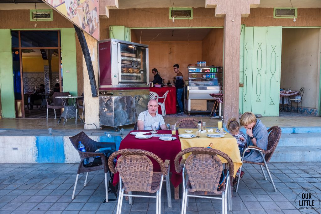 Restauracja w maroko, Merzouga, jak zykle serwuja tadżin