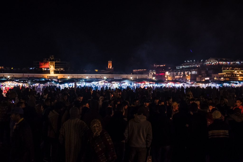 Nocny tłum na placu Dżamma al-Fina w Marakeszu, Maroko z dziećmi
