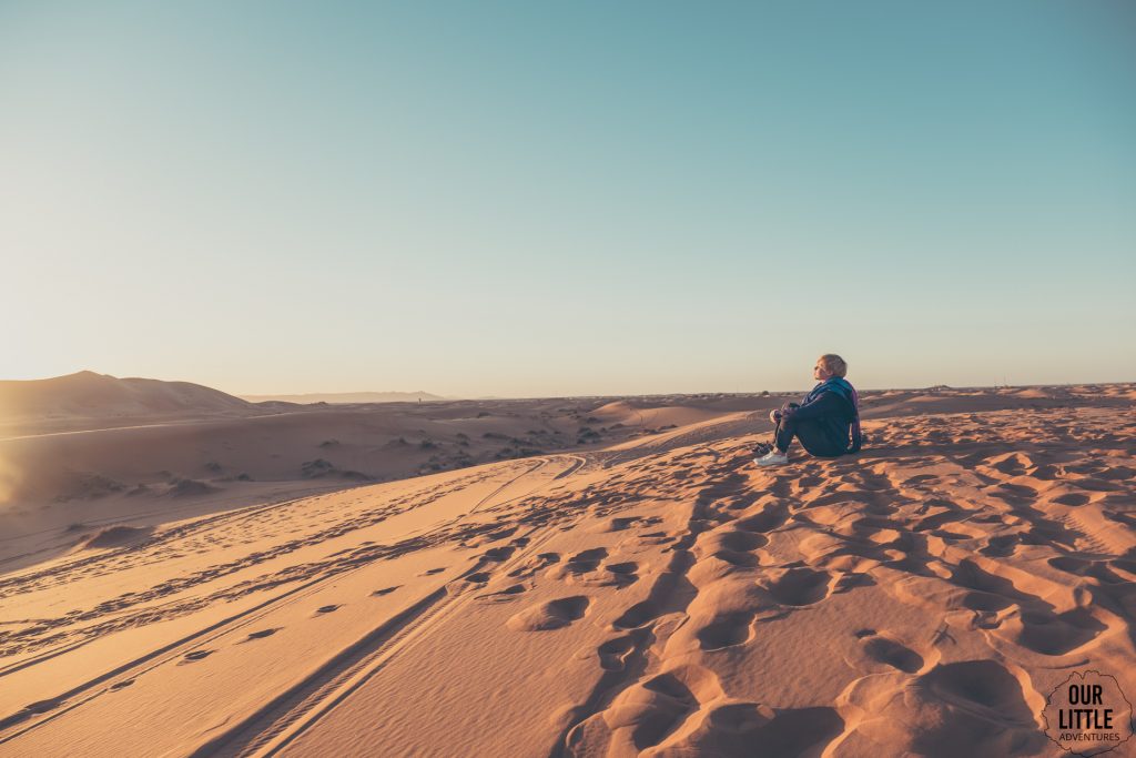 Kobieta siedząca na Saharze, Our Little Adventures