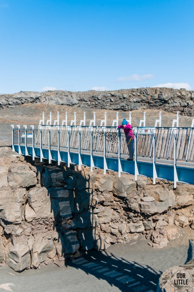 most łączący dwie płyty tektoniczne na półwyspie Reyjkianes na Islandii