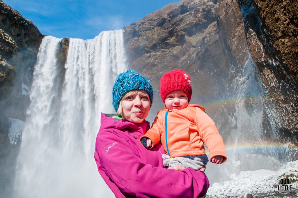 Islandzki Wodospad Skogafoss wraz tęczą, dziecko
