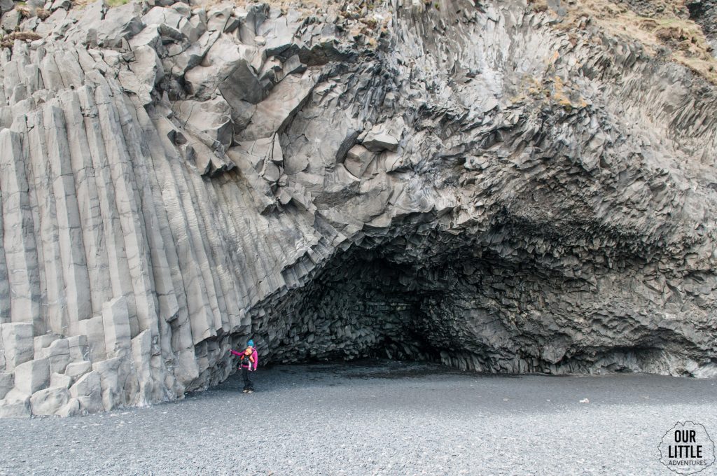  jaskinia Hálsanefshellir na czarnej plaży 