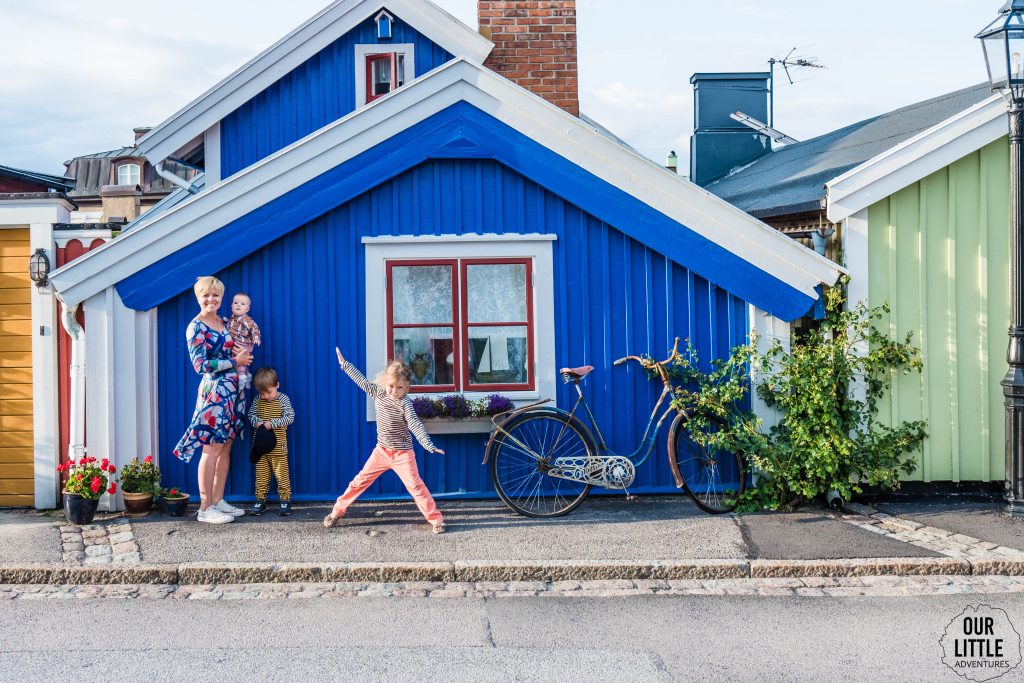 Rejs promem do Krainy Pippi - Karlskrona i kolorowe domki rybaków w dzielnicy portowej, Our Little Adventures