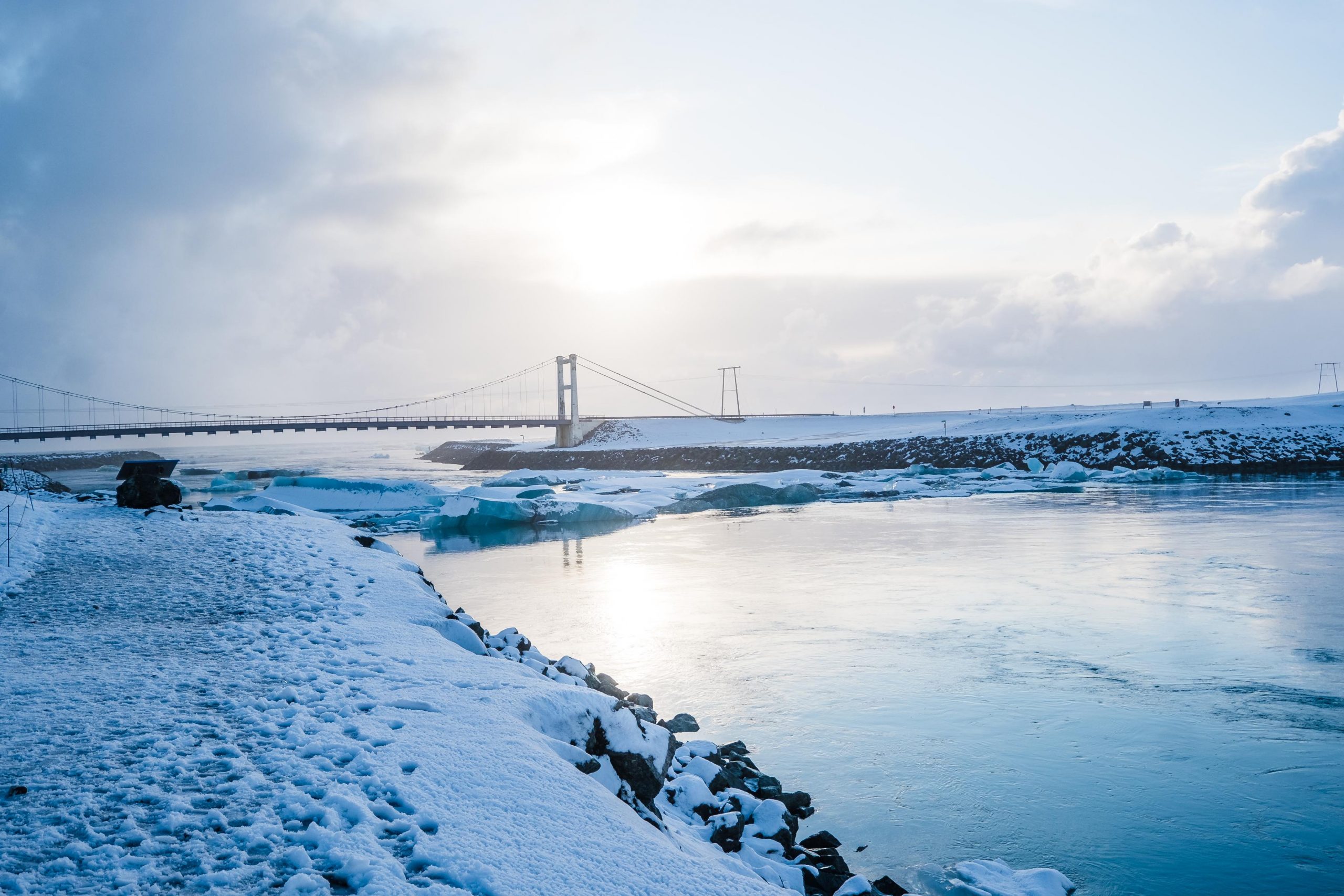 most na rzece na lagunie lodowcowej jokullsarlon