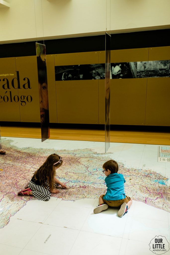 Dzieci bawią się na mapie w Muzeum Złota w Bogocie