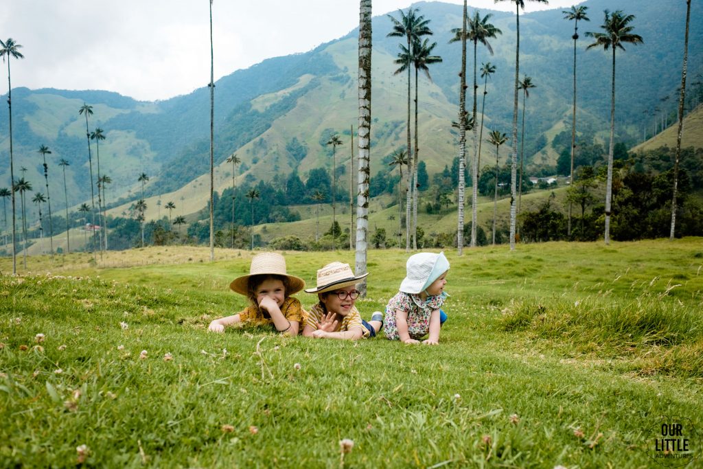 Dzieci leża na trawie w Valle de Cocora