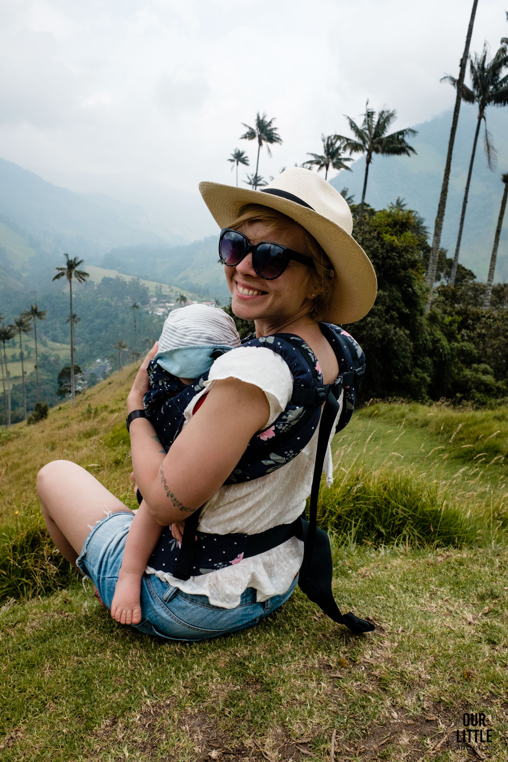 Karolina w nosidle z Basią na pierwszym punkcie widokowym na trekkingu w Valle de Cocora