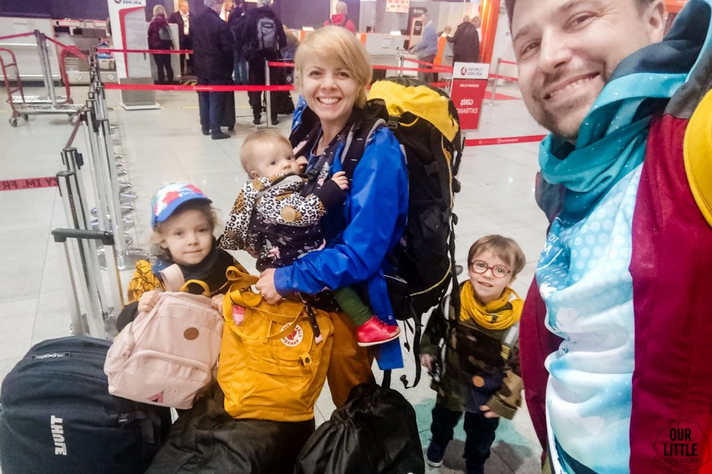 Rodzina wielodzietna na lotnisku z bagażami