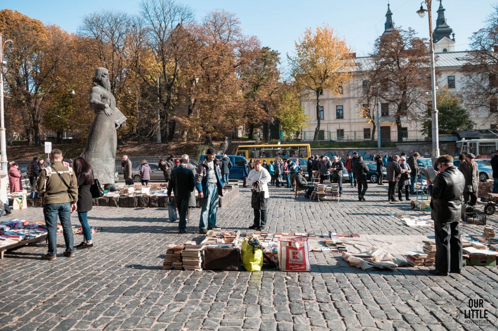 kiermasz książek na ulicach starego miasta we Lwowie