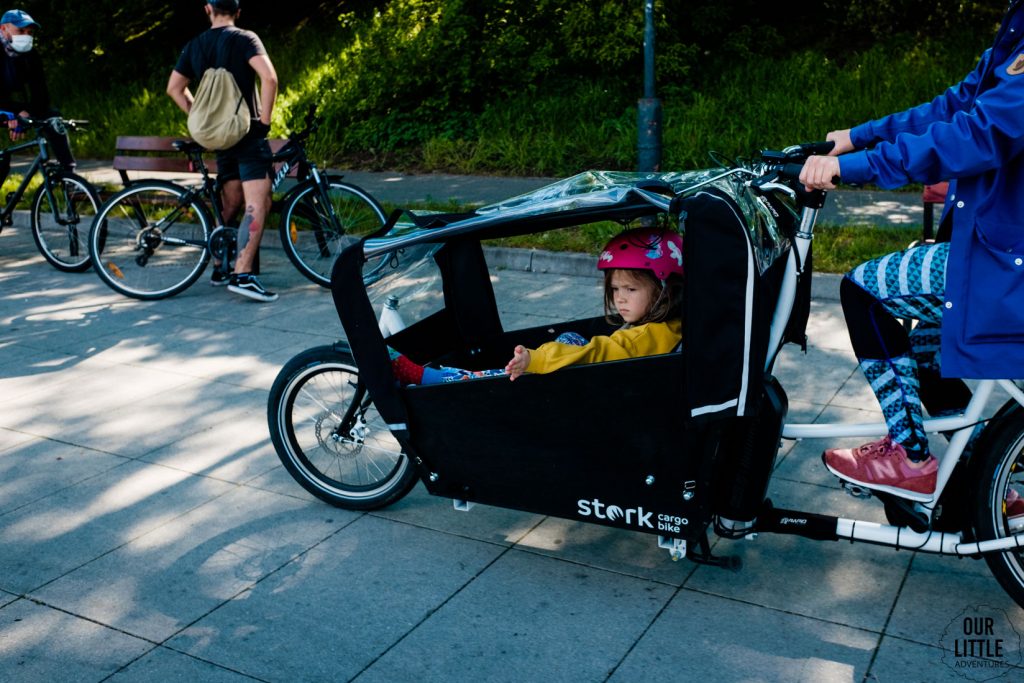 Marianna siedzi w skrzyni Stork cargo bike