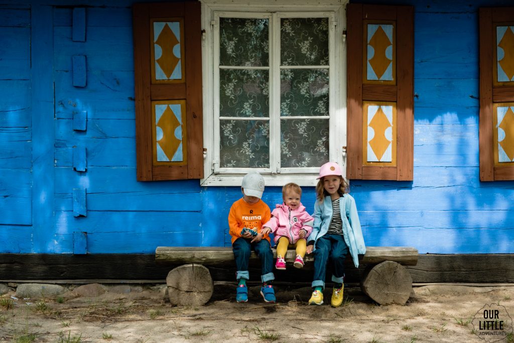 Skansen w Łowiczu, błękitna wiejska chata, ubrania fińskiej marki Reima, Our Little Adventures