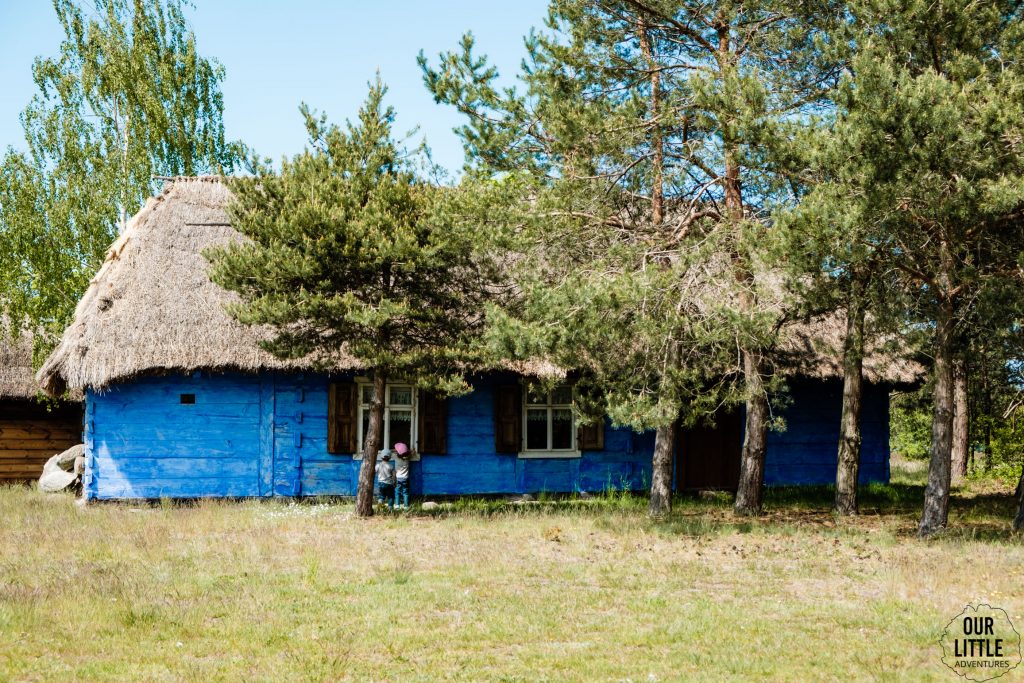 Skansen w Łowiczu, błękitna wiejska chata, Our Little Adventures