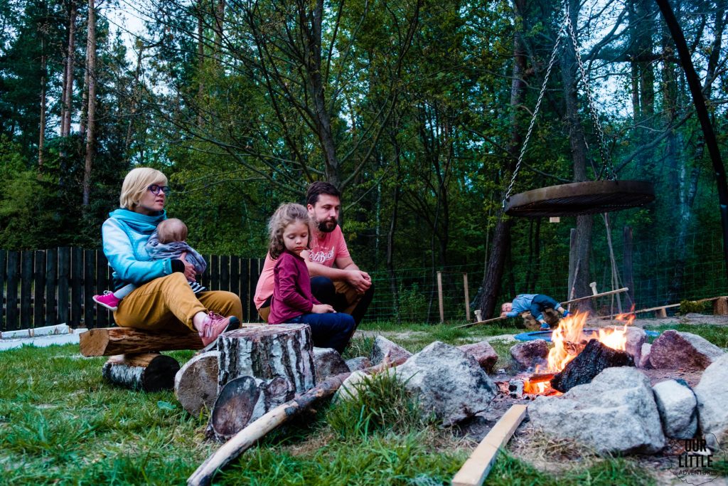 Rodzina siedzi przy ognisku w Las Zielone