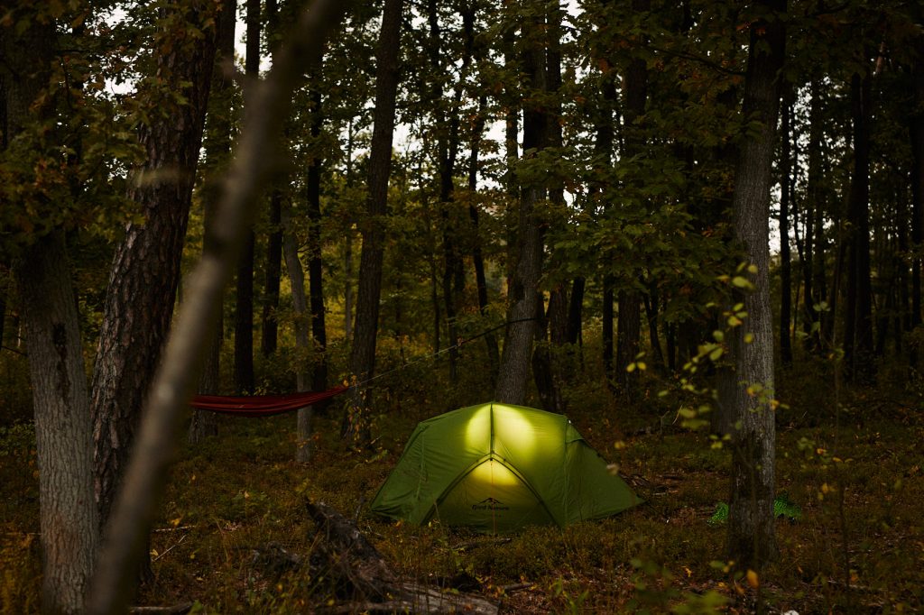 Survival jest dla dziewczyn! O tym, dlaczego noc w lesie z dzieckiem to świetny pomysł, fot. Observatorium, namiot fjord nansen