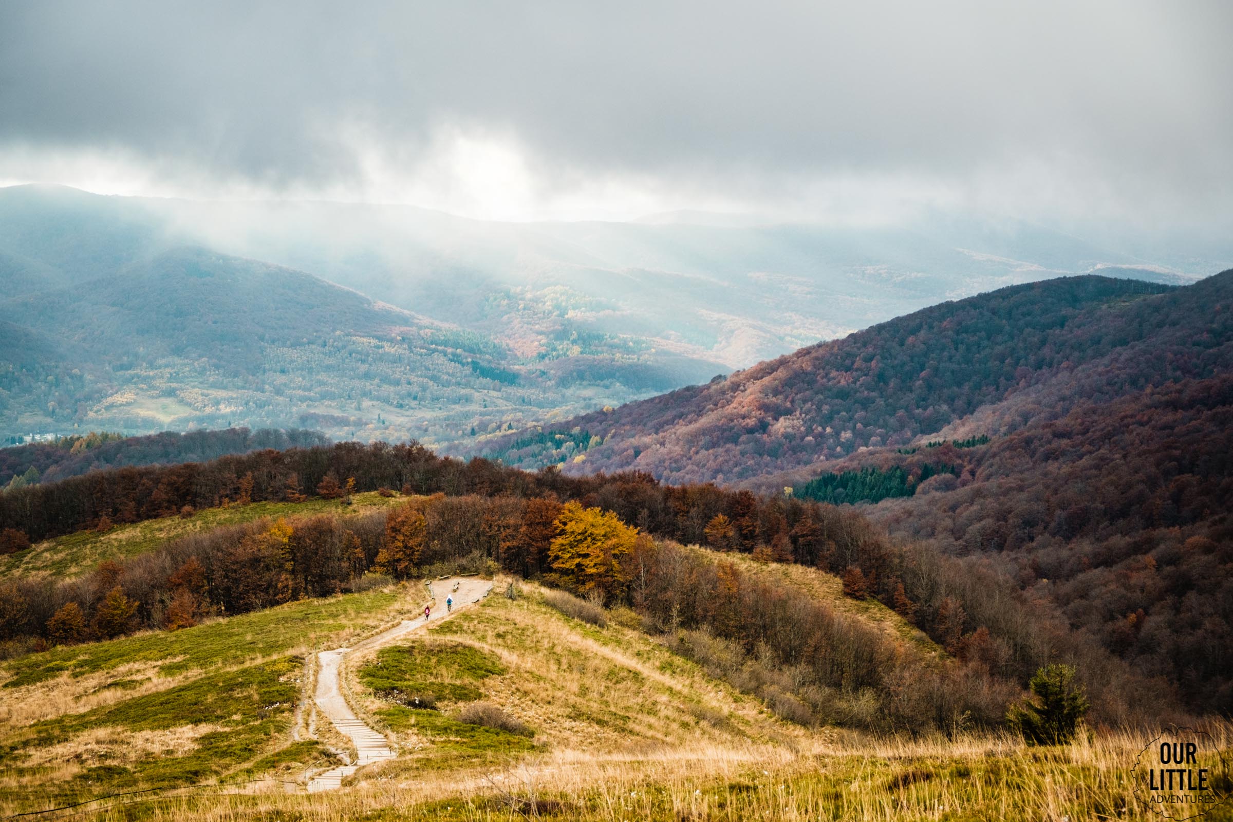 Widoki na Bieszczady z niebieskiego szlaku na Tarnicę