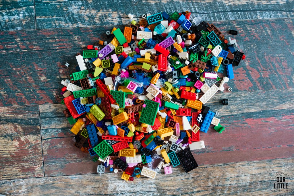 rozsypane klocki LEGO