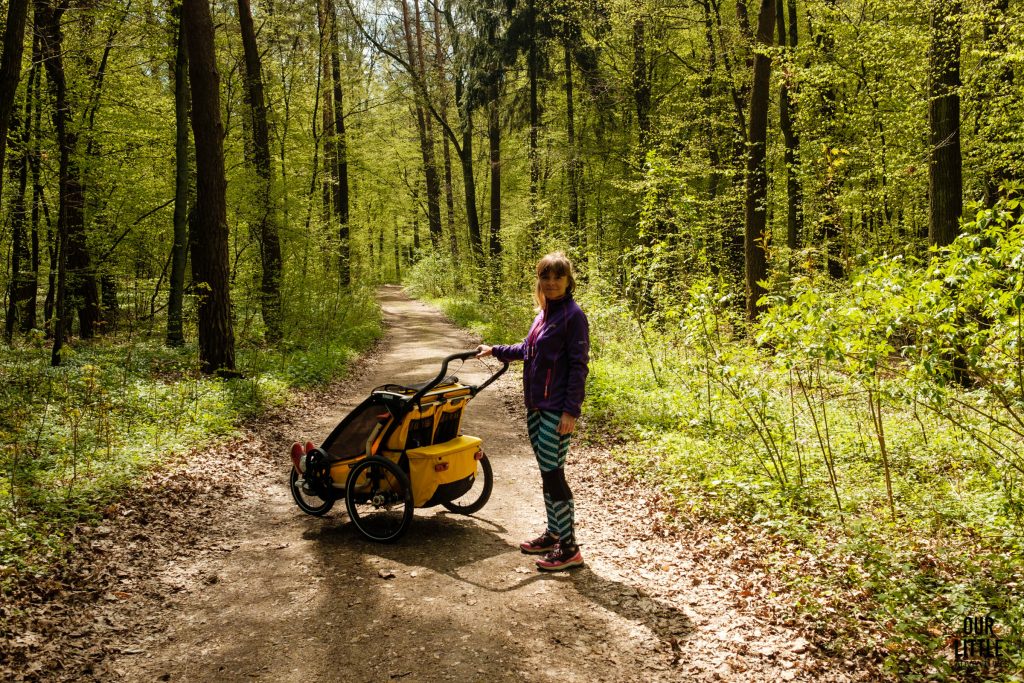 Kobieta w lesie z przyczepką do biegania Thule sport 2