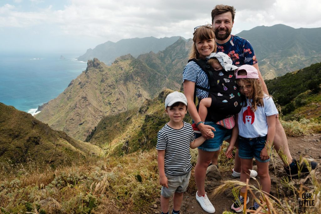 Rodzina na szlaku  Roque de Toborno podczas trekkingu na Teneryfie