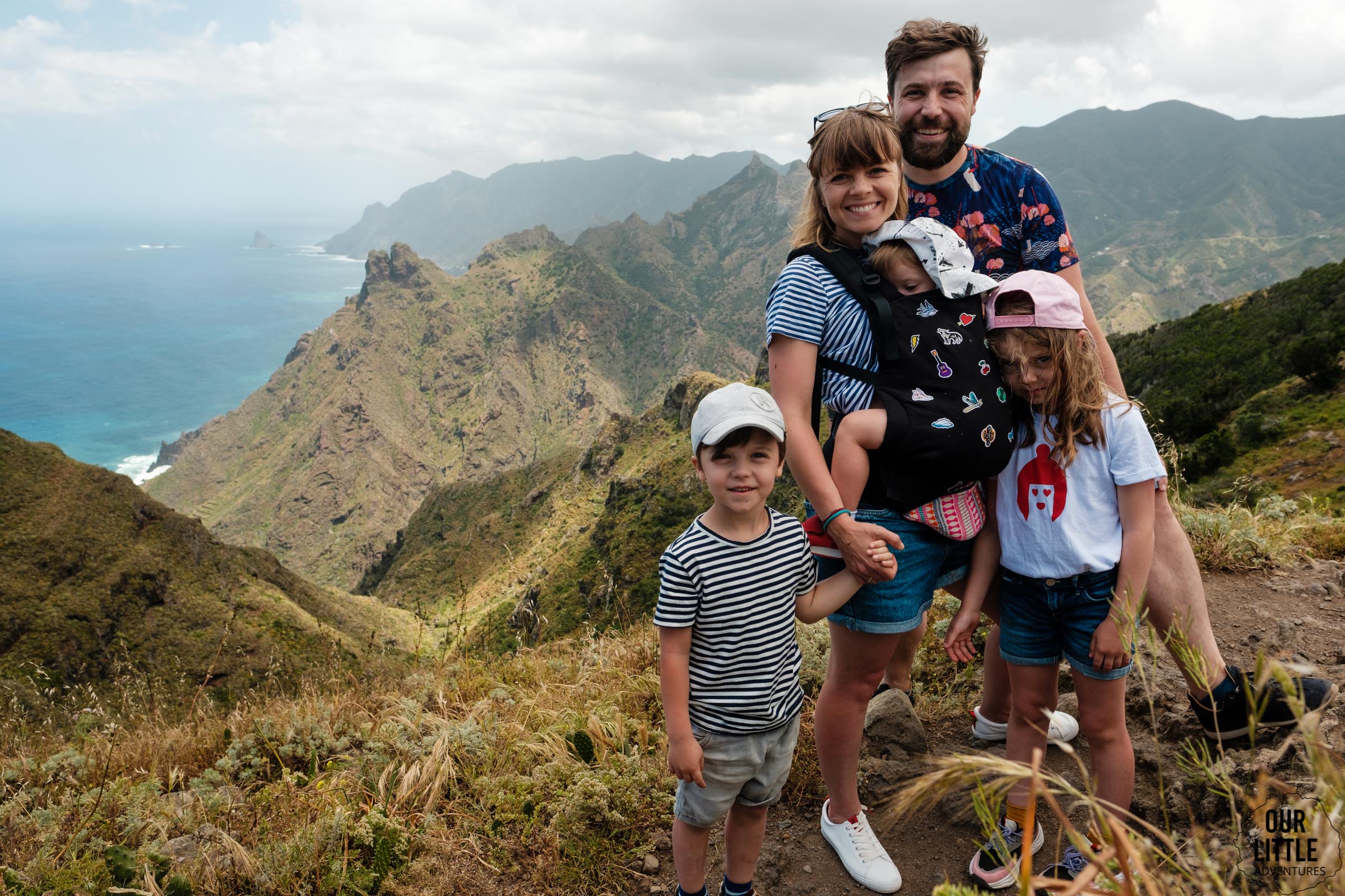 Rodzina na szlaku Roque de Toborno podczas trekkingu na Teneryfie