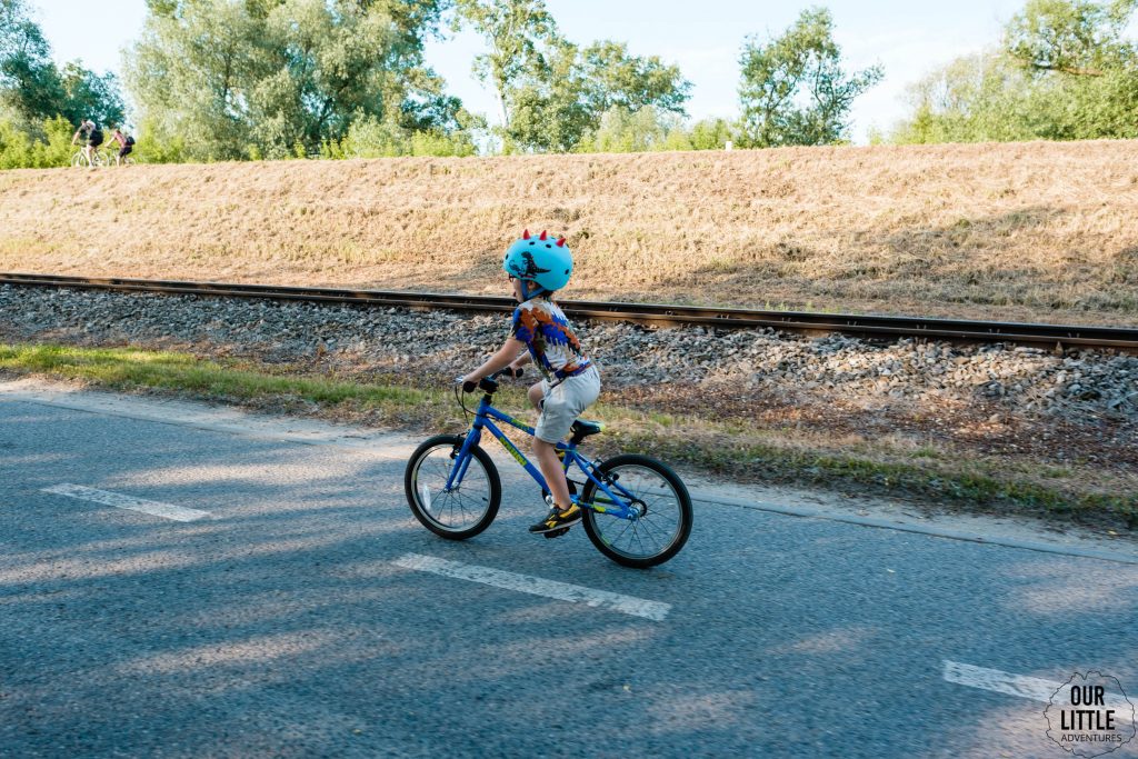 pięciolatek na lekkim rowerze jedzie w kasku