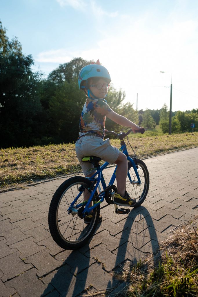 pięciolatek na lekkim rowerze jedzie w kasku
