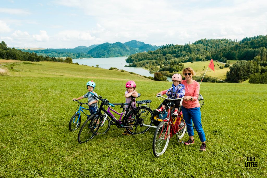 Rodzina z rowerami na trasie Velo Czorsztyn
