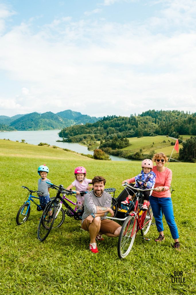 Rodzina wielodzietna na Velo Czorsztyn z rowerami