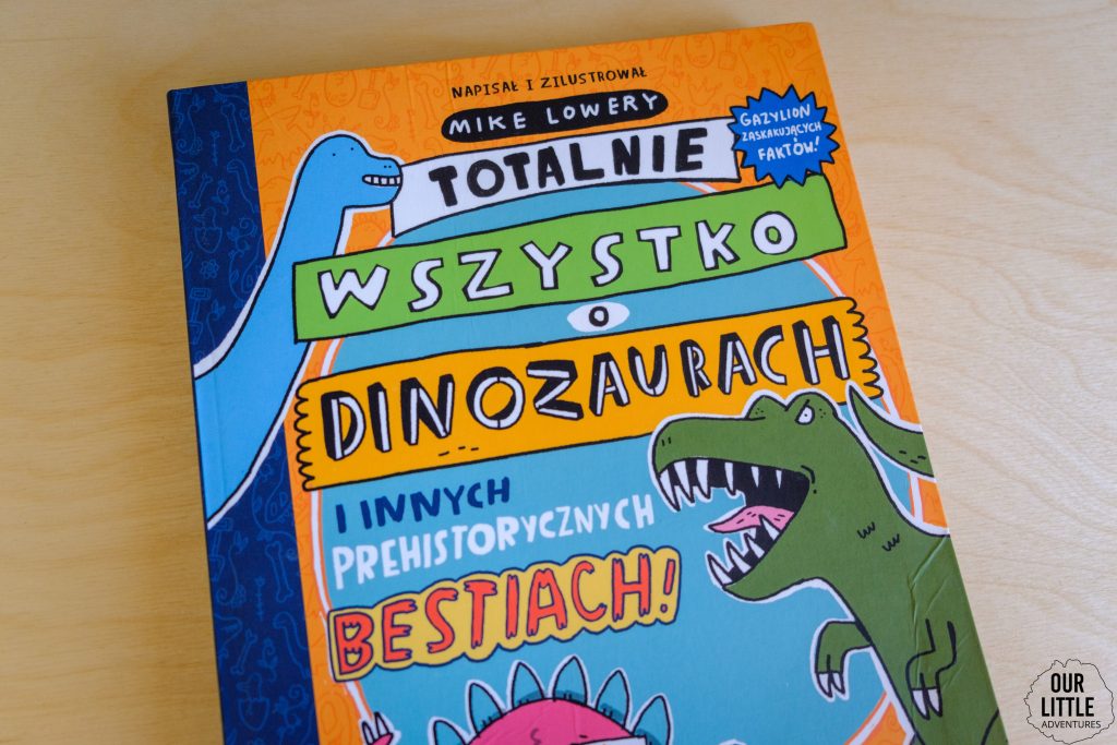Książka Totalnie wszystko o dinozaurach leży na biurku, zdjęcie autorstwa OurLittleAdventures.pl