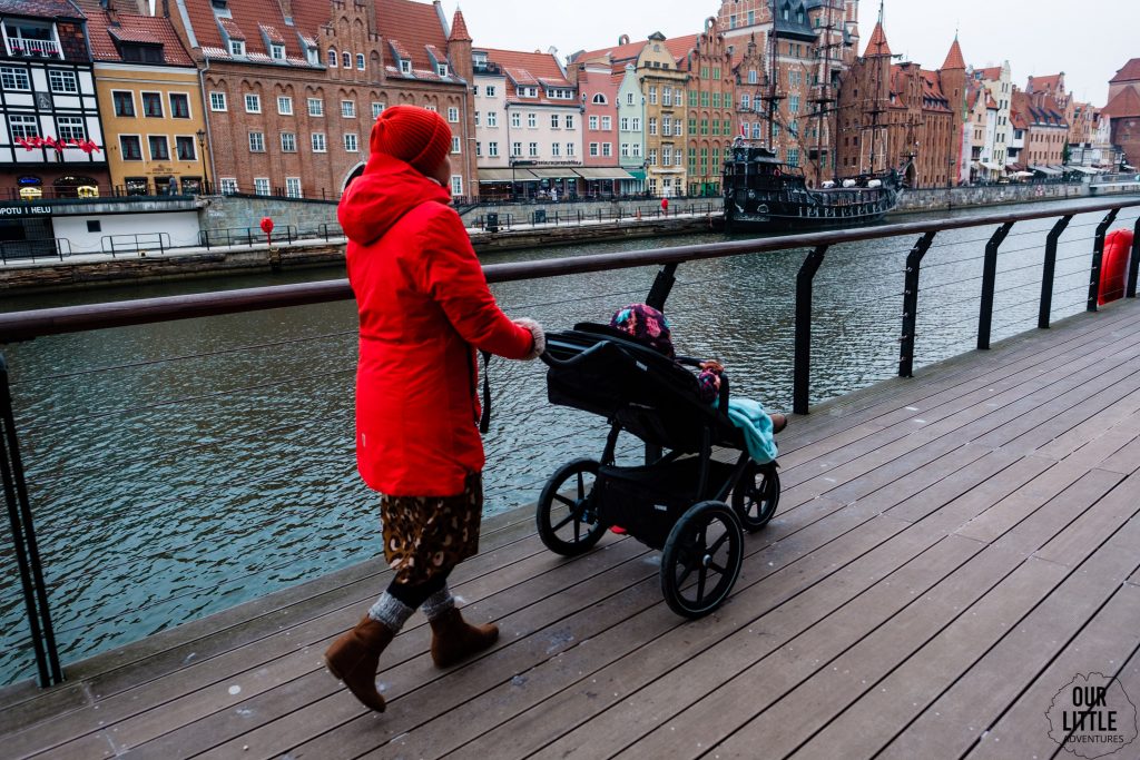 Kobieta z wózkiem idzie wzdłuż rzeki Motława w Gdańsku, zdjęcie autorstwa Our Little Adventures