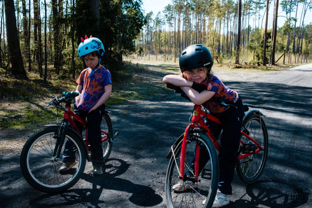 Dzieci stoją z rowerami w lesie, Bory Tucholskie - Kaszubska Marszruta z dziećmi, zdjęcie autorstwa OurLittleAdventures.pl