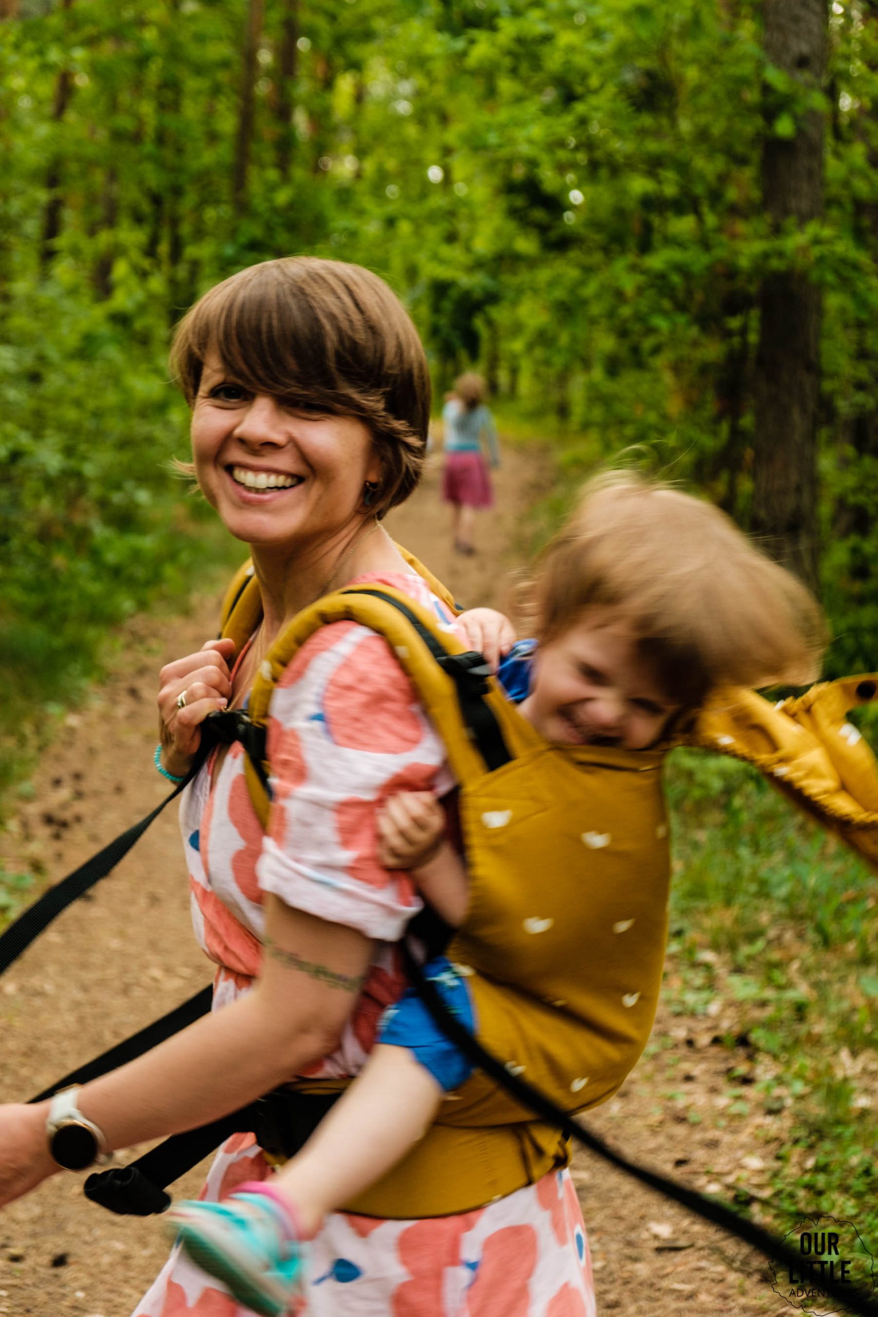 Kobieta z dziećmi w lesie, Bezpieczne wakacje z dziećmi, zdjęcie autorstwa OurLittleAdventures.pl