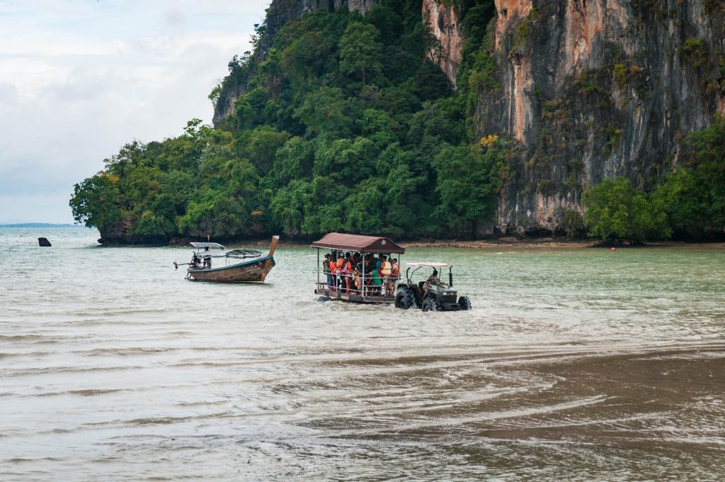 Traktor ciągnie ludzi z łodzi , Krabi, tekst: Przeprowadzka do Tajlandii, zdjęcie autorstwa OurLittleAdventures.pl