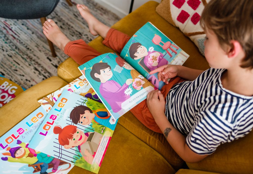 Chłopiec czyta książki po angielsku Early Stage, ilustracja tekstu Angielski dla dzieci, fot. OurLittleAdventures.pl