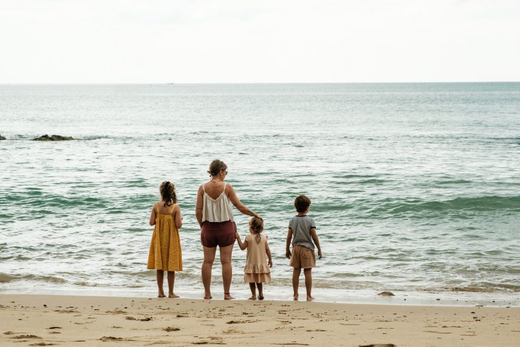 Mama stoi z trójką dzieci na plaży, Koh Lanta plaże - nasze najpiękniejsze plaże na tajskiej wyspie Koh Lanta, fot. OurLittleAdventures.pl