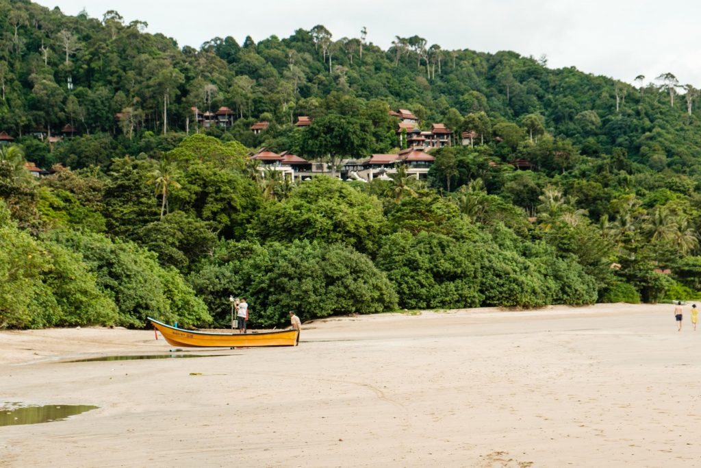 Koh Lanta - 5 powodów, aby spędzić wakacje na Koh Lancie - subiektywny przewodnik po wyspie, zdjęcie OurLittleAdventures.pl, na którym widoczna jest Zatoka Kantiang