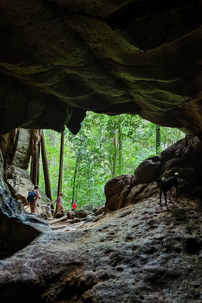 Koh Lanta - 5 powodów, aby spędzić wakacje na Koh Lancie - subiektywny przewodnik po wyspie, zdjęcie OurLittleAdventures.pl, rodzina w jaskini w dżungli
