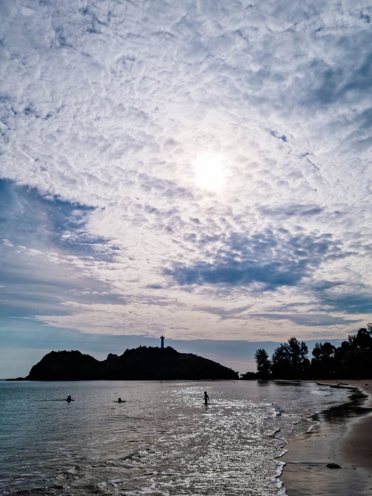 Koh Lanta - 5 powodów, aby spędzić wakacje na Koh Lancie - subiektywny przewodnik po wyspie, zdjęcie OurLittleAdventures.pl, na którym widoczna jest plaża 