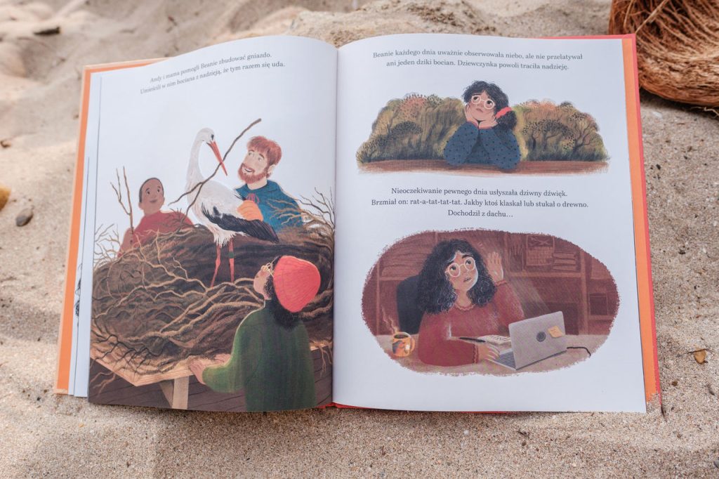 Książka "Kiedy bociany wróciły do domu" wydawnictwo Świetlik leży na piasku, zdjęcie pochodzi ze strony OurLittleAdventures.pl - książki przyrodnicze dla dzieci