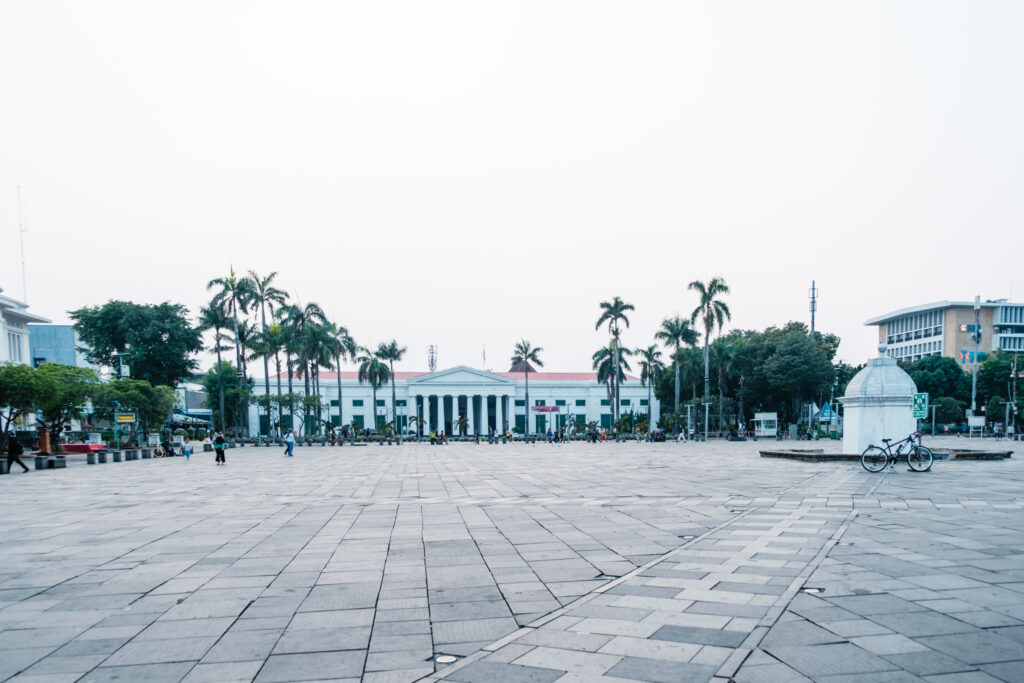 Główny Plac na Starym Mieście w Jakarcie - fot. OurLittleAdventures z tekstu Jakarta - co zobaczyć w stolicy Indonezji