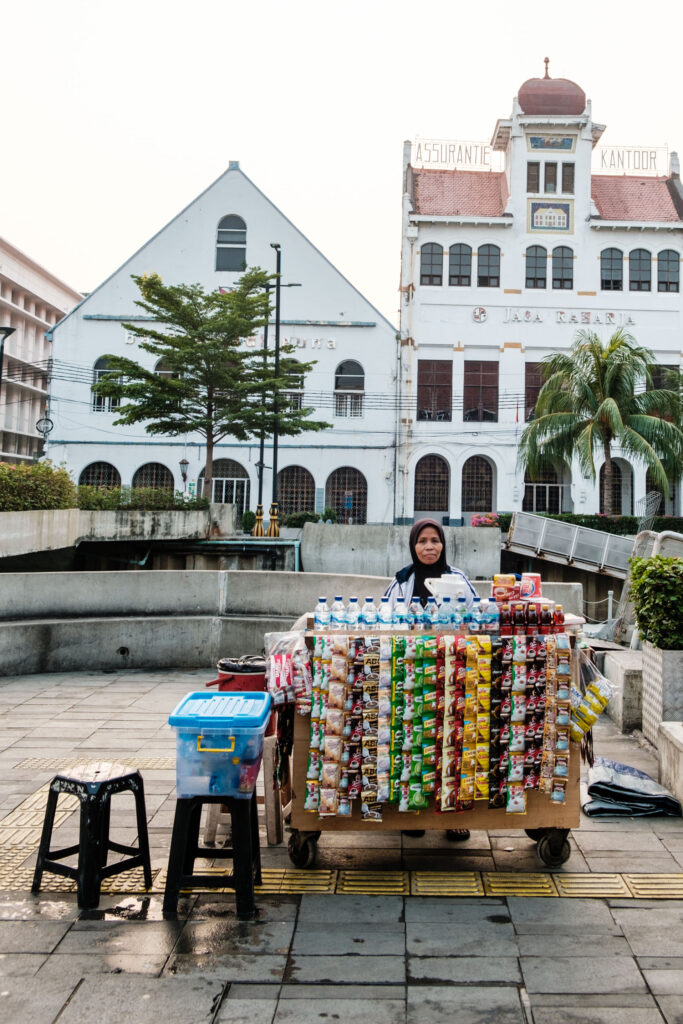 Sprzedawczyni wody i elektrolitów na Starym Mieście w Jakarcie - fot. OurLittleAdventures z tekstu Jakarta - co zobaczyć w stolicy Indonezji