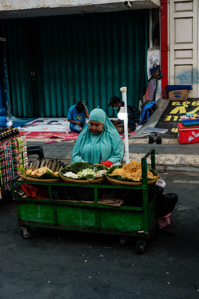 Sprzedawczyni jedzenia na Starym Mieście w Jakarcie - fot. OurLittleAdventures z tekstu Jakarta - co zobaczyć w stolicy Indonezji