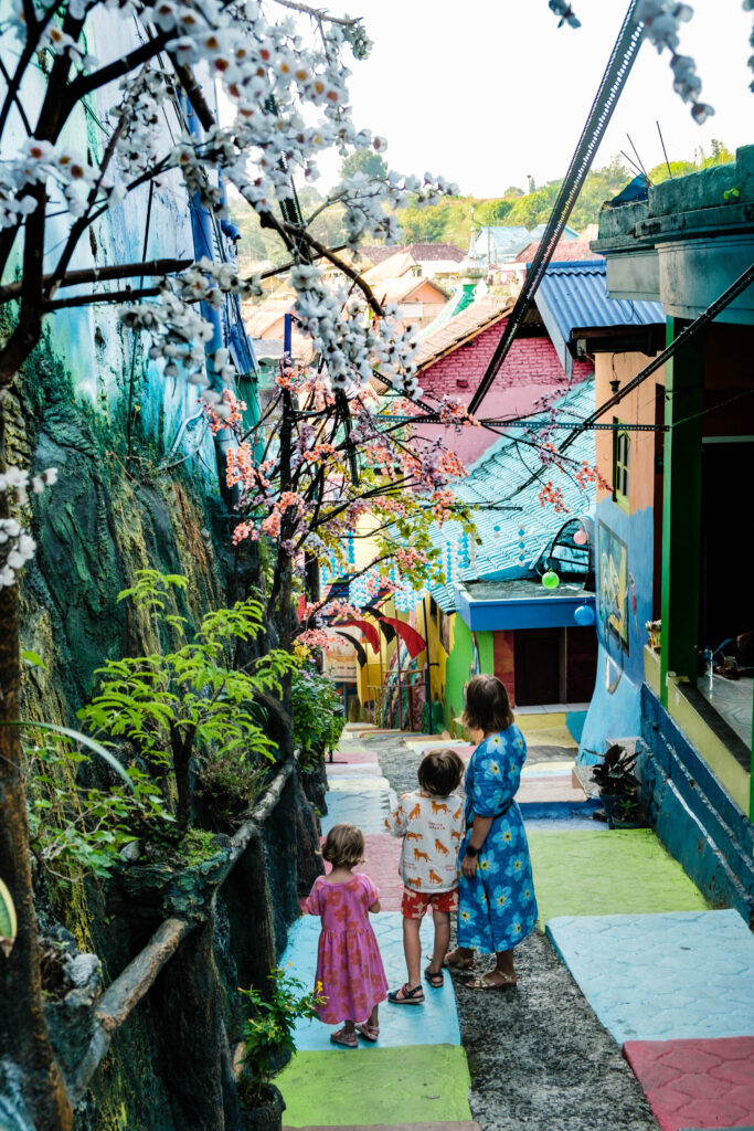 Widok na Jodipan na Jawie, Indoenzja, zdjęcie pochodzi z tekstu Jodipan - niezwykła kolorowa dzielnica Malangu, blog OurLittleAdventures.pl