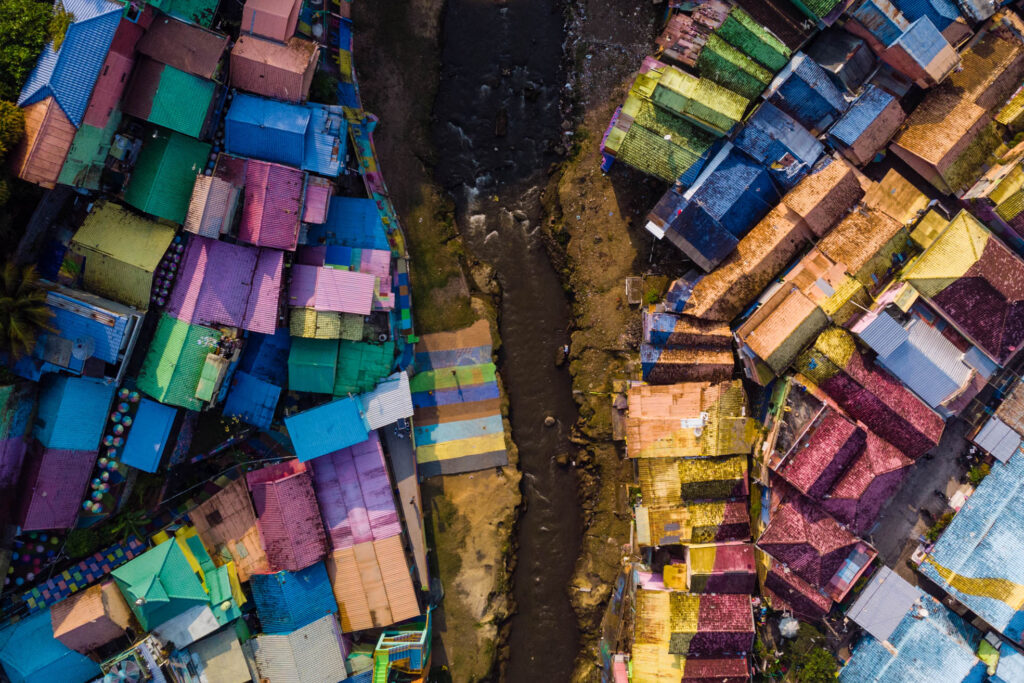 Widok z drona na Jodipan na Jawie, Indoenzja, zdjęcie pochodzi z tekstu Jodipan - niezwykła kolorowa dzielnica Malangu, blog OurLittleAdventures.pl