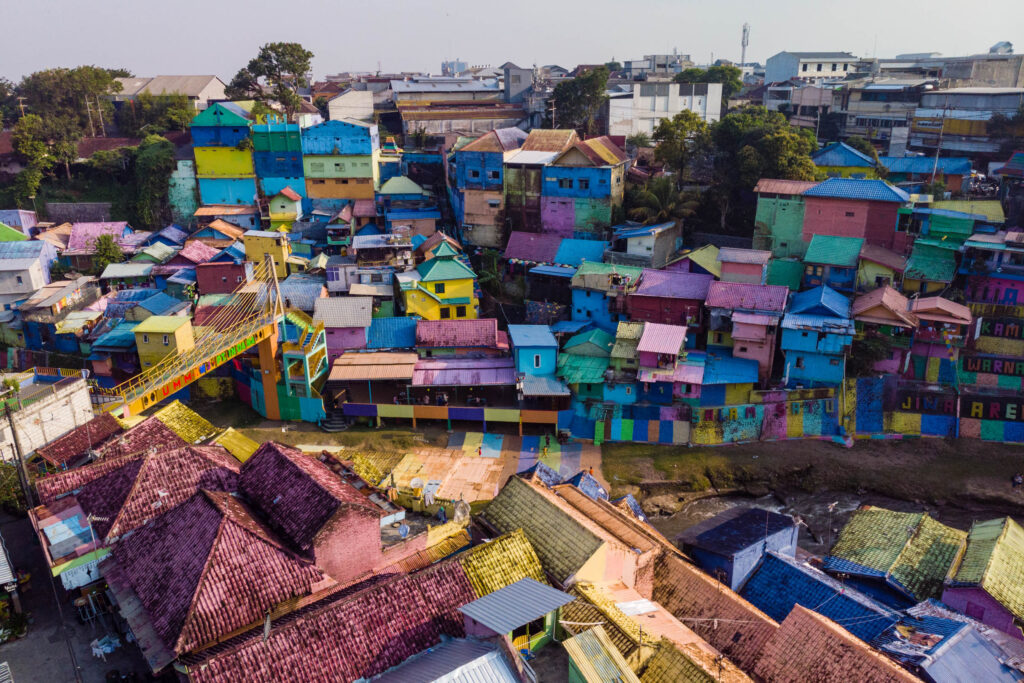 Widok z drona na Jodipan na Jawie, Indoenzja, zdjęcie pochodzi z tekstu Jodipan - niezwykła kolorowa dzielnica Malangu, blog OurLittleAdventures.pl